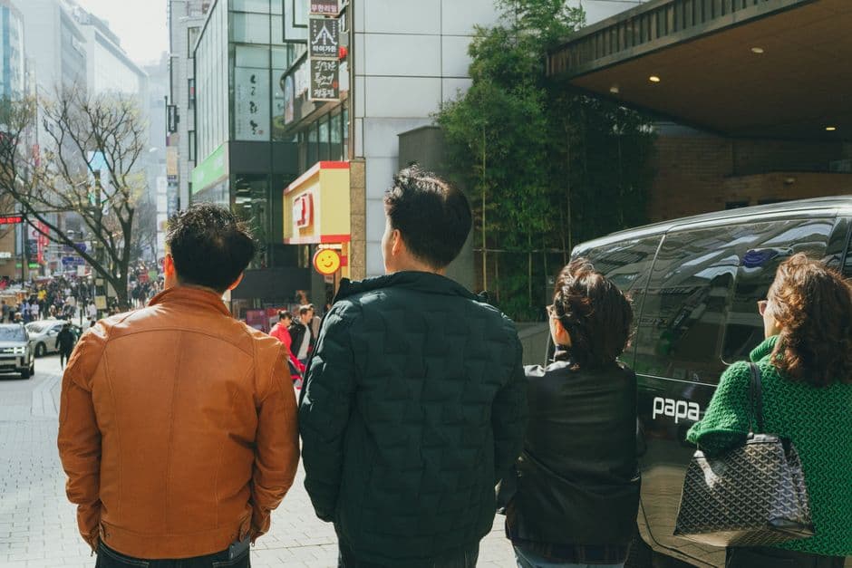 비 내리는 창밖 거리